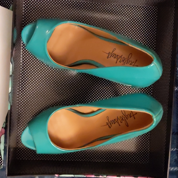 Taylor Says 7.5 Green Heels - Picture 6 of 11